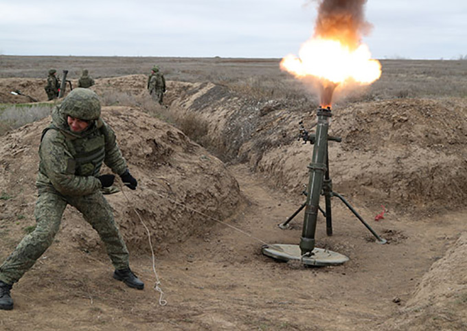 Стрельба из 120-мм минометов «Сани» (архивное фото)