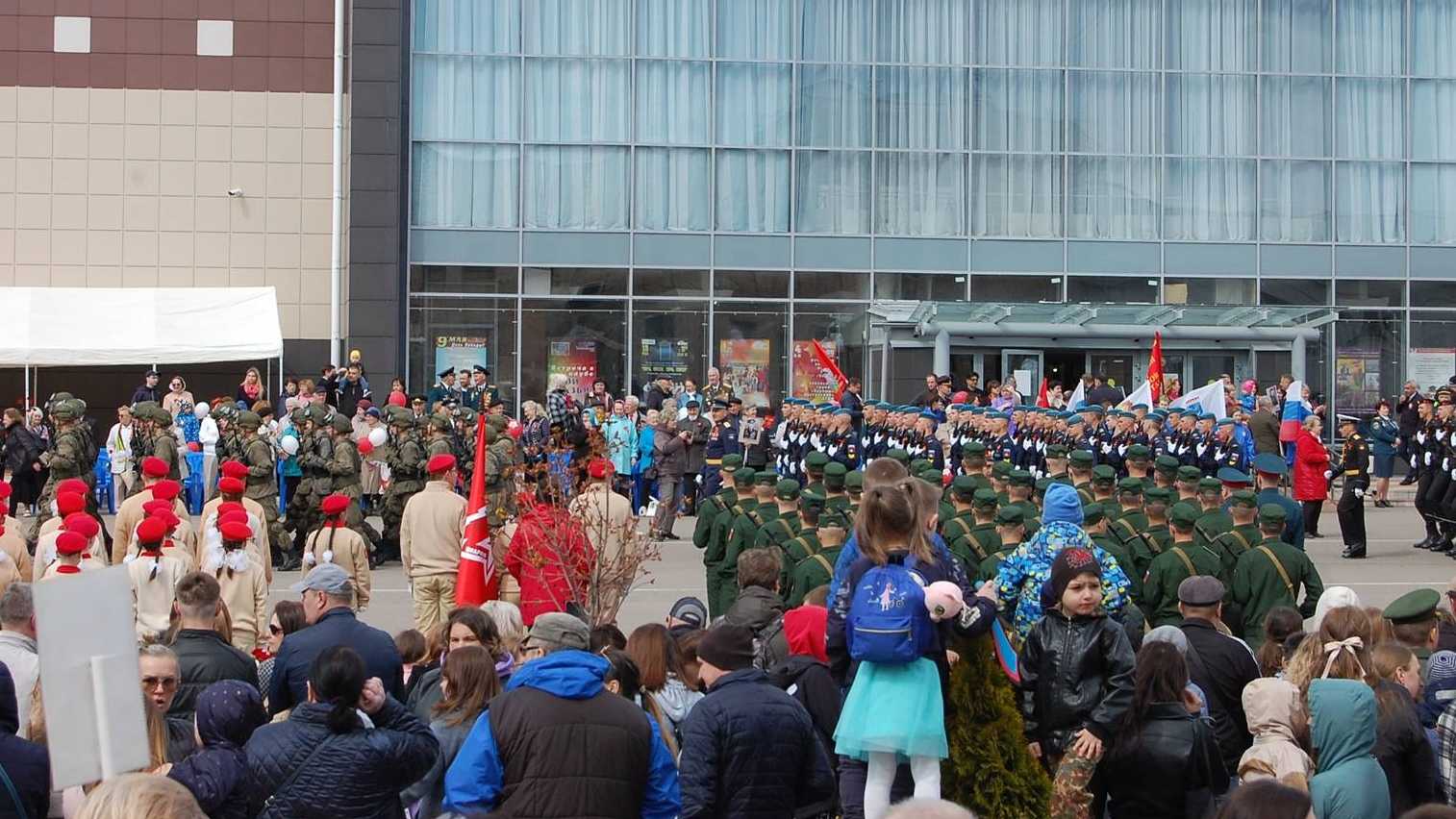 Проход войск гарнизона города Луга