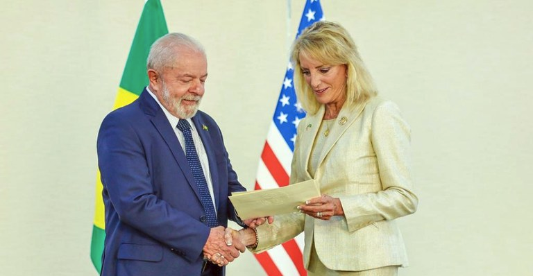 Посол США Элизабет Бэгли вручает верительные грамоты президенту Бразилии