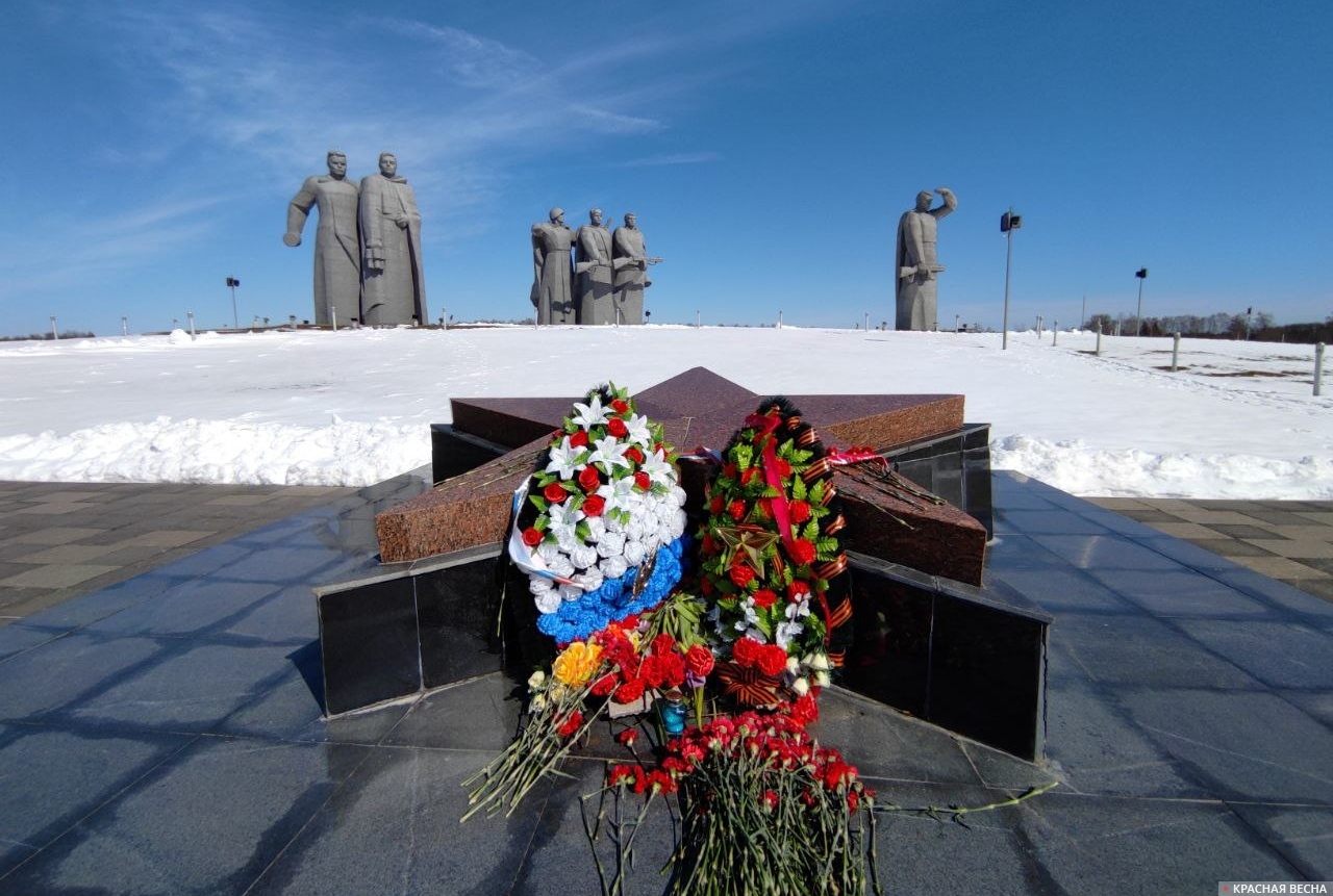 Мемориал «Героям-панфиловцам». Место возложения цветов