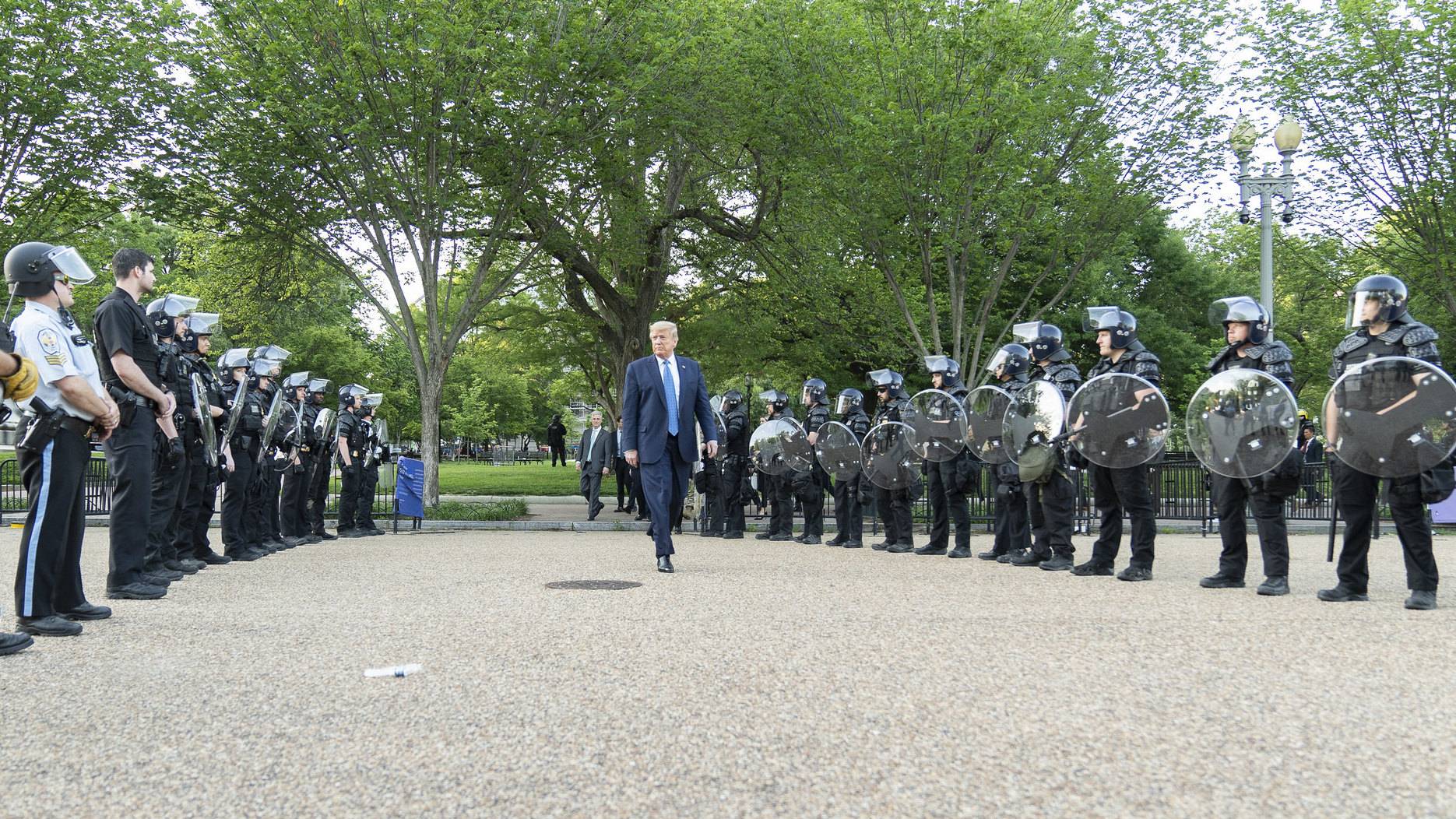 Дональд Трамп направляется в церковь Св. Иоанна, которая была повреждена нападению во время демонстраций у Белого дома