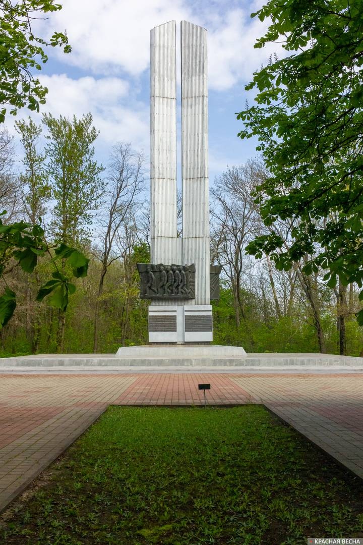 Обелиск с наименованием фронтов и армий, сражавшихся на южном фасе Курской дуги