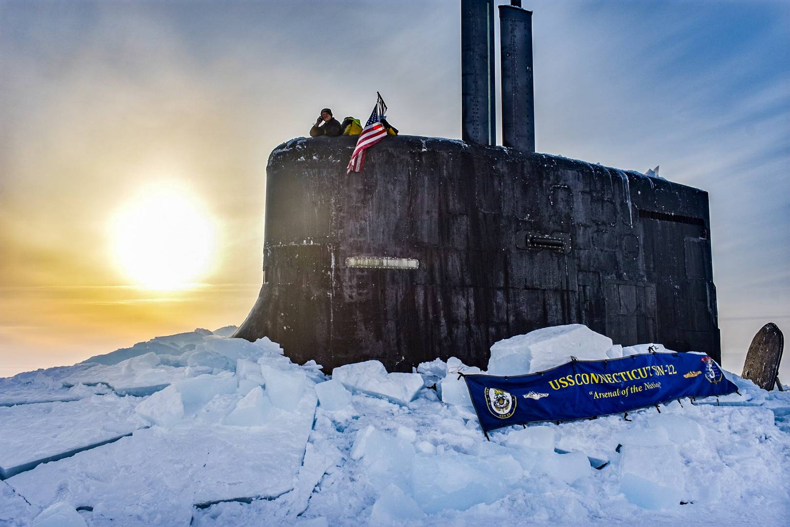 Американская подводная лодка Connecticut (SSN-22) демонстрирует прочность рубки на паковых льдах Арктики