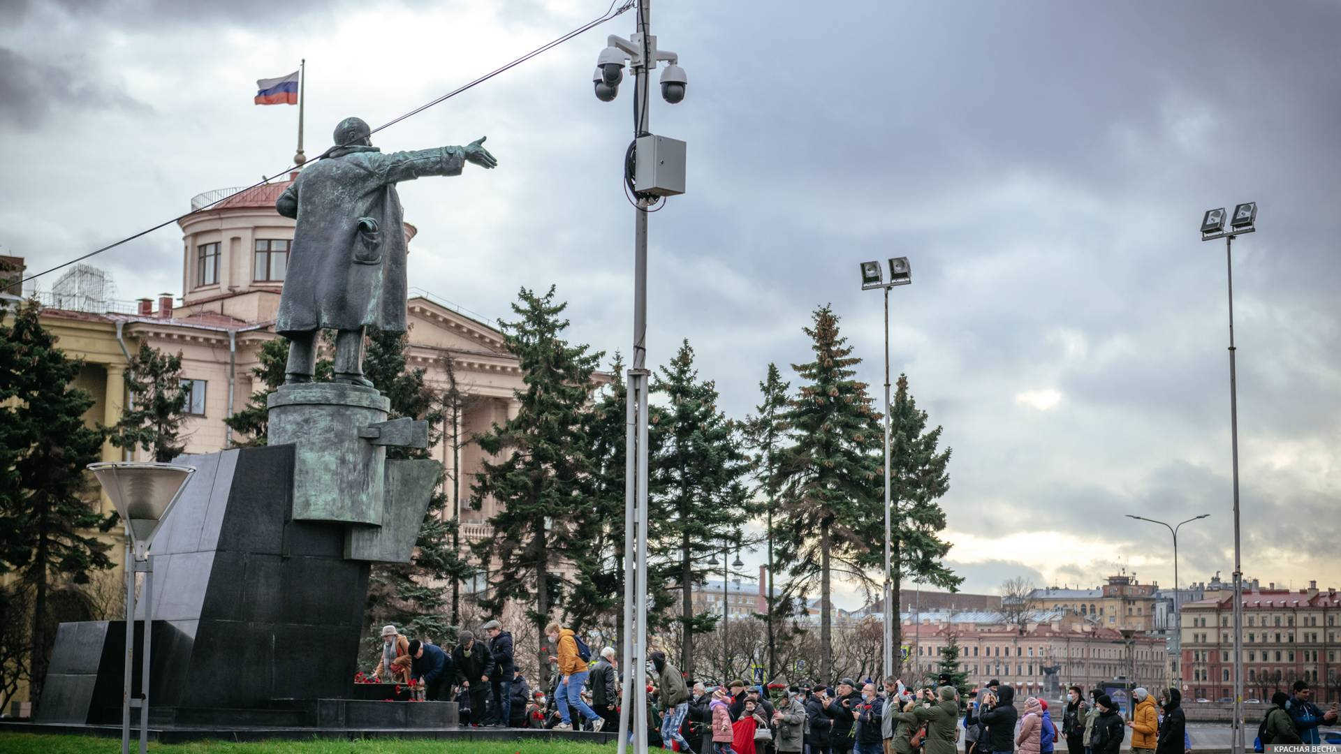 Возложение цветов к памятнику Ленина перед Финляндским вокзалом в Петербурге. 07.11.2021