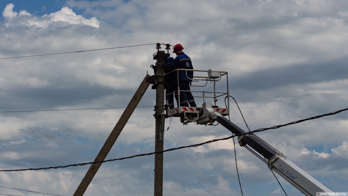 Электромонтеры за работой