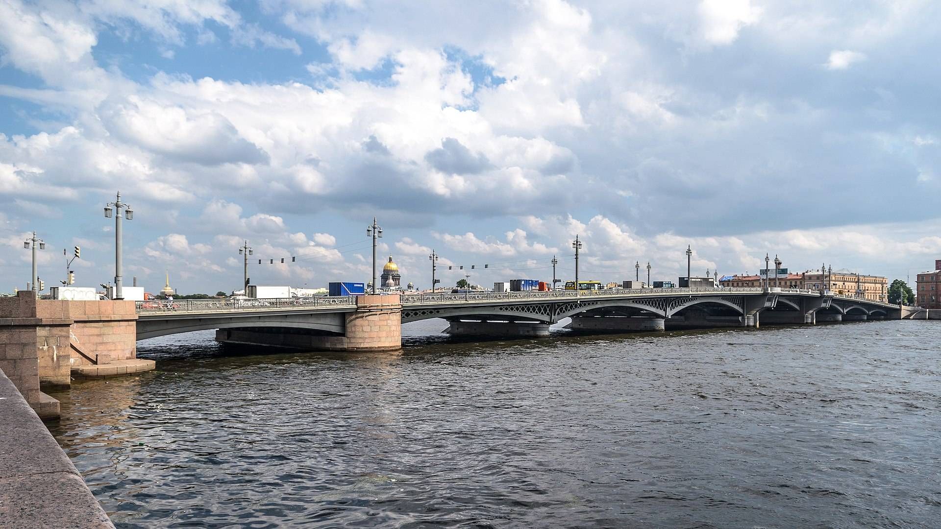 Благовещенский мост в Санкт-Петербурге, вид с набережной Лейтенанта Шмидта