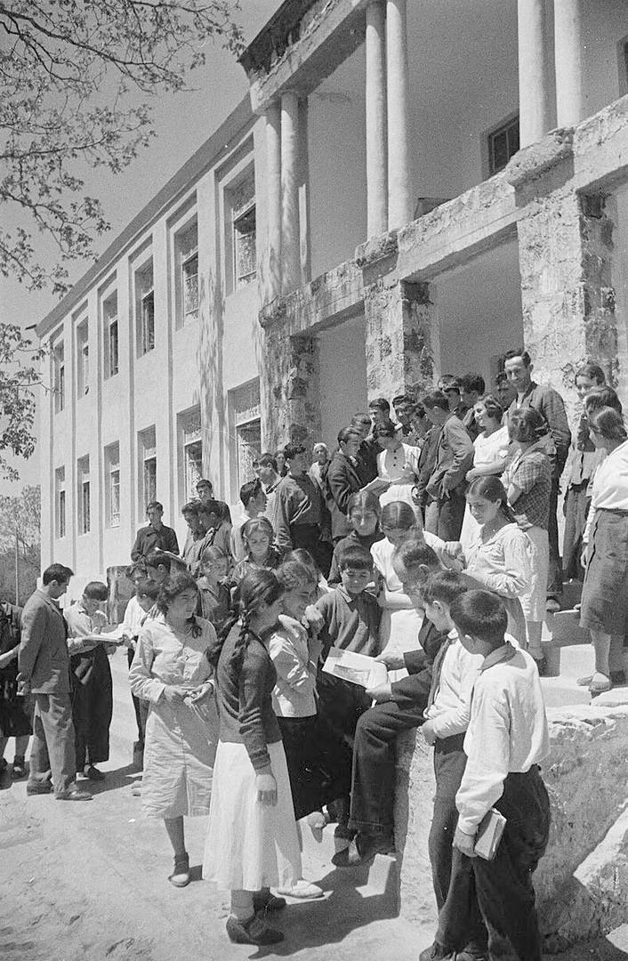 У строящейся школы Юного техника в Конде. Ереван. 1939 г.