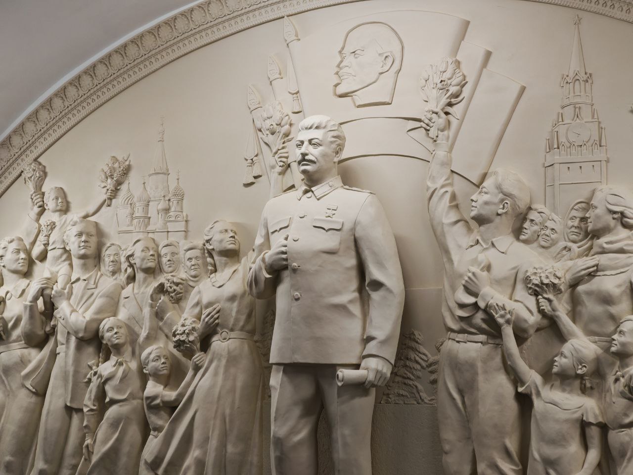 Восстановленный горельеф И. В. Сталина. Станция Таганская. Москва