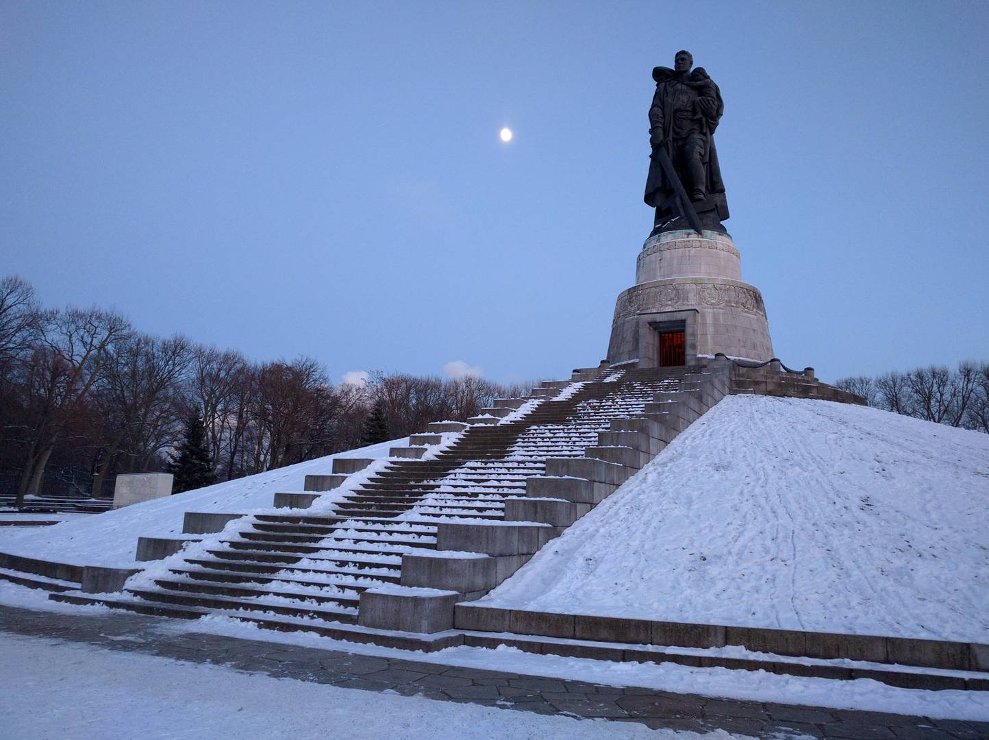 Советский солдат с девечкой на руках. Трептов парк. Германия