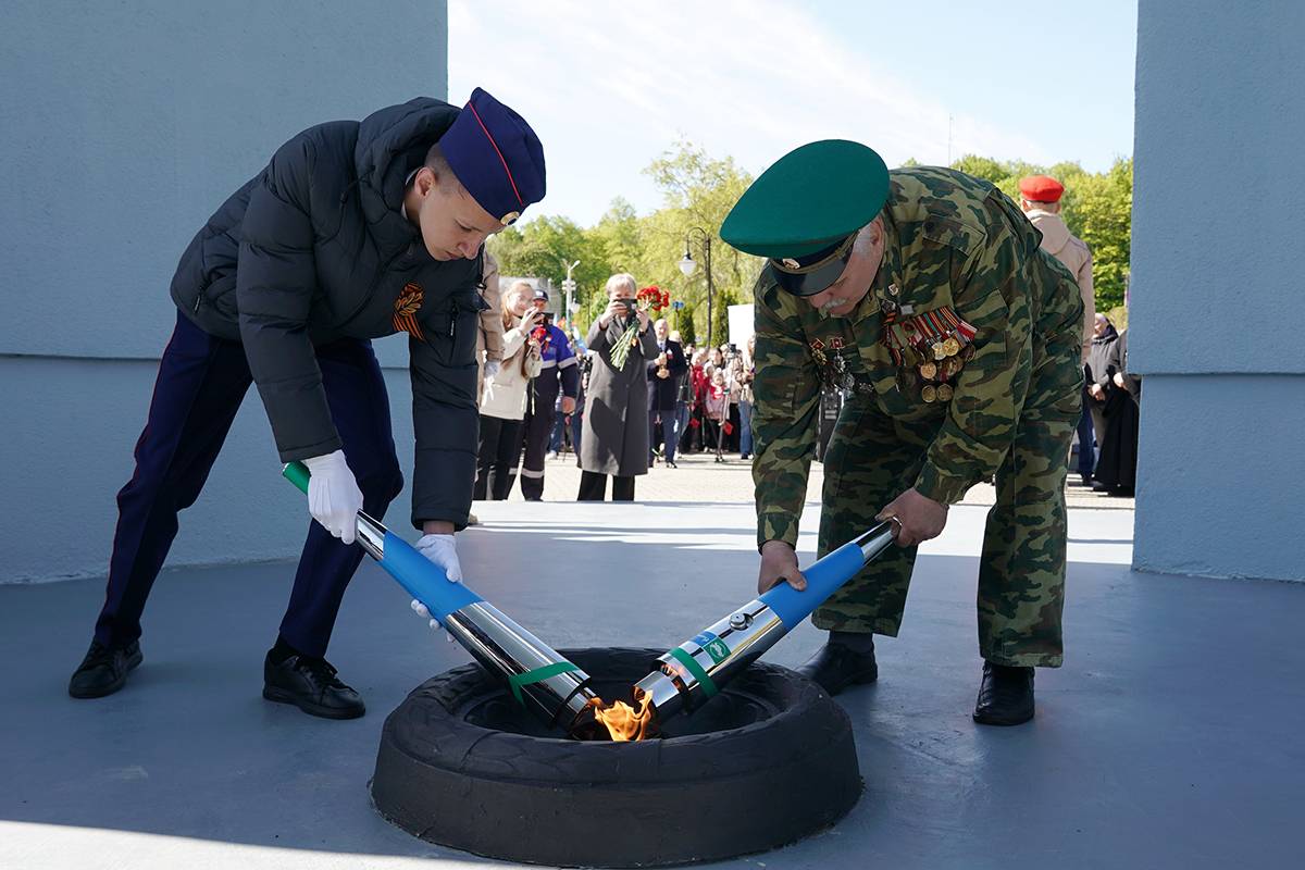 В поселке Добровольске Краснознаменского муниципального округа Калининградской области зажгли новое пламя на братской могиле советских воинов