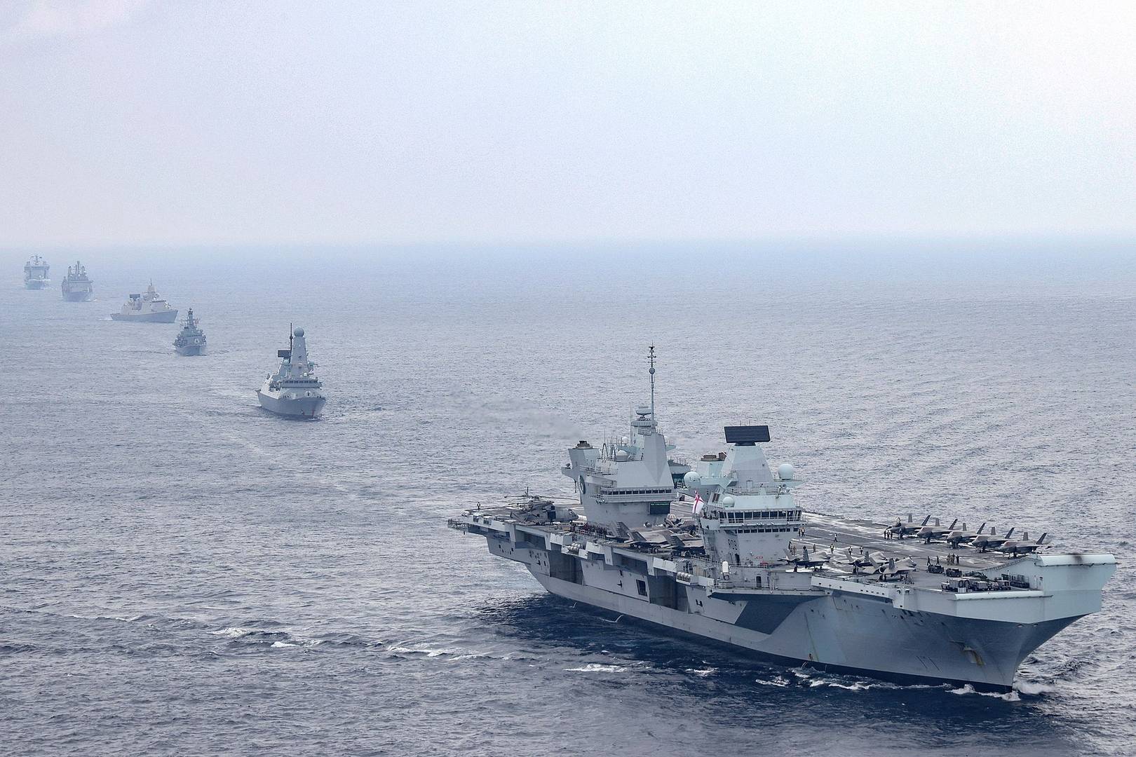 Авианосная ударная группа во главе с авианосецем Queen Elizabeth (Великобритания)