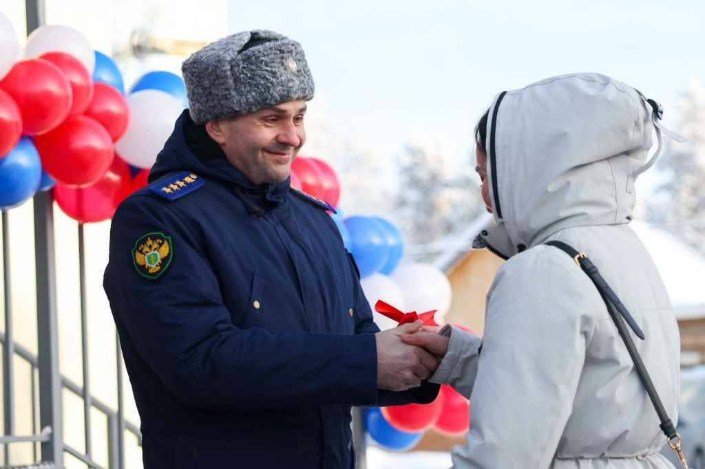 Вручение ключей от квартир сиротам