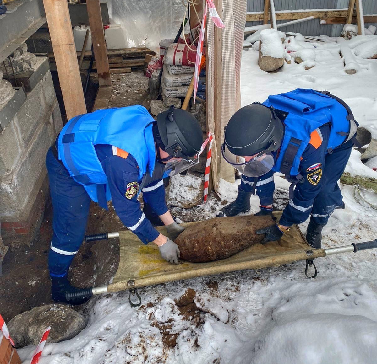 У входа в Верхний парк музея-заповедника «Петергоф» обнаружили авиабомбу ФАБ-50 времен Великой Отечественной войны