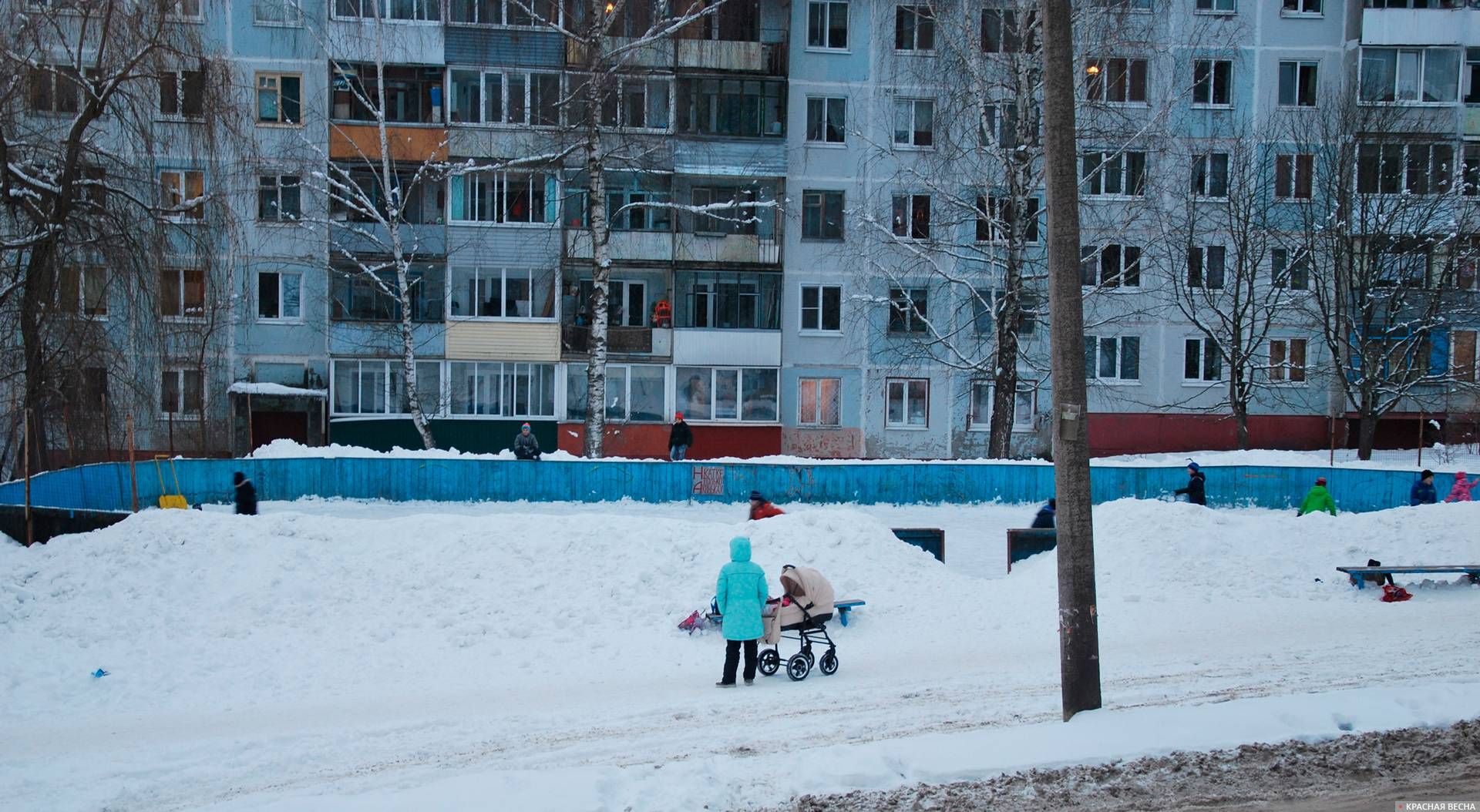 Дети на катке. Брянск, 10-й микрорайон