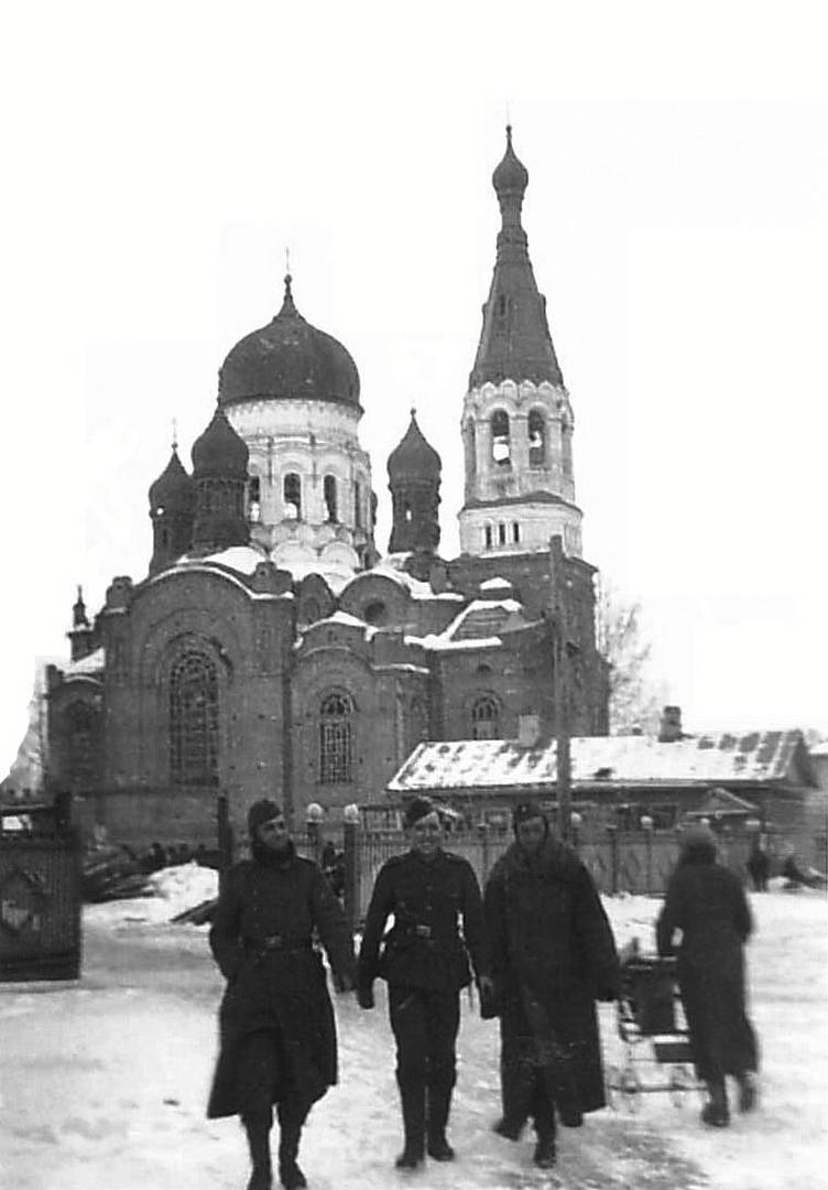 Солдаты «Голубой дивизии» на фоне Покровского собора в Гатчине. Зима 1942–1943 гг.