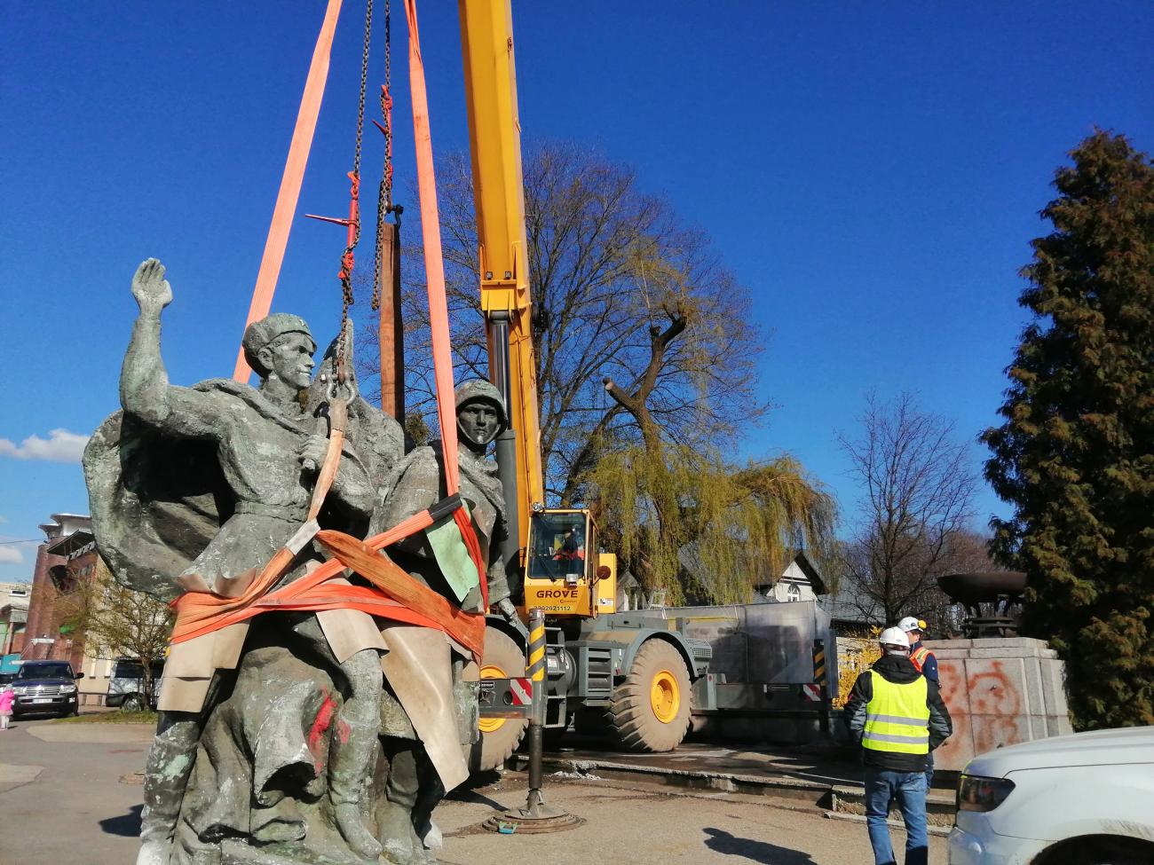 Демонтаж монумента советско-польскому братству по оружию в центре города Чеховице-Дзедзице