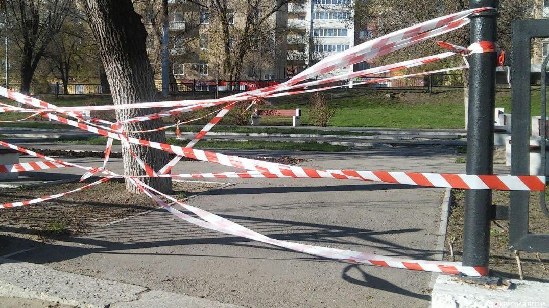 Перекрытый вход в сквер Петра и Павла