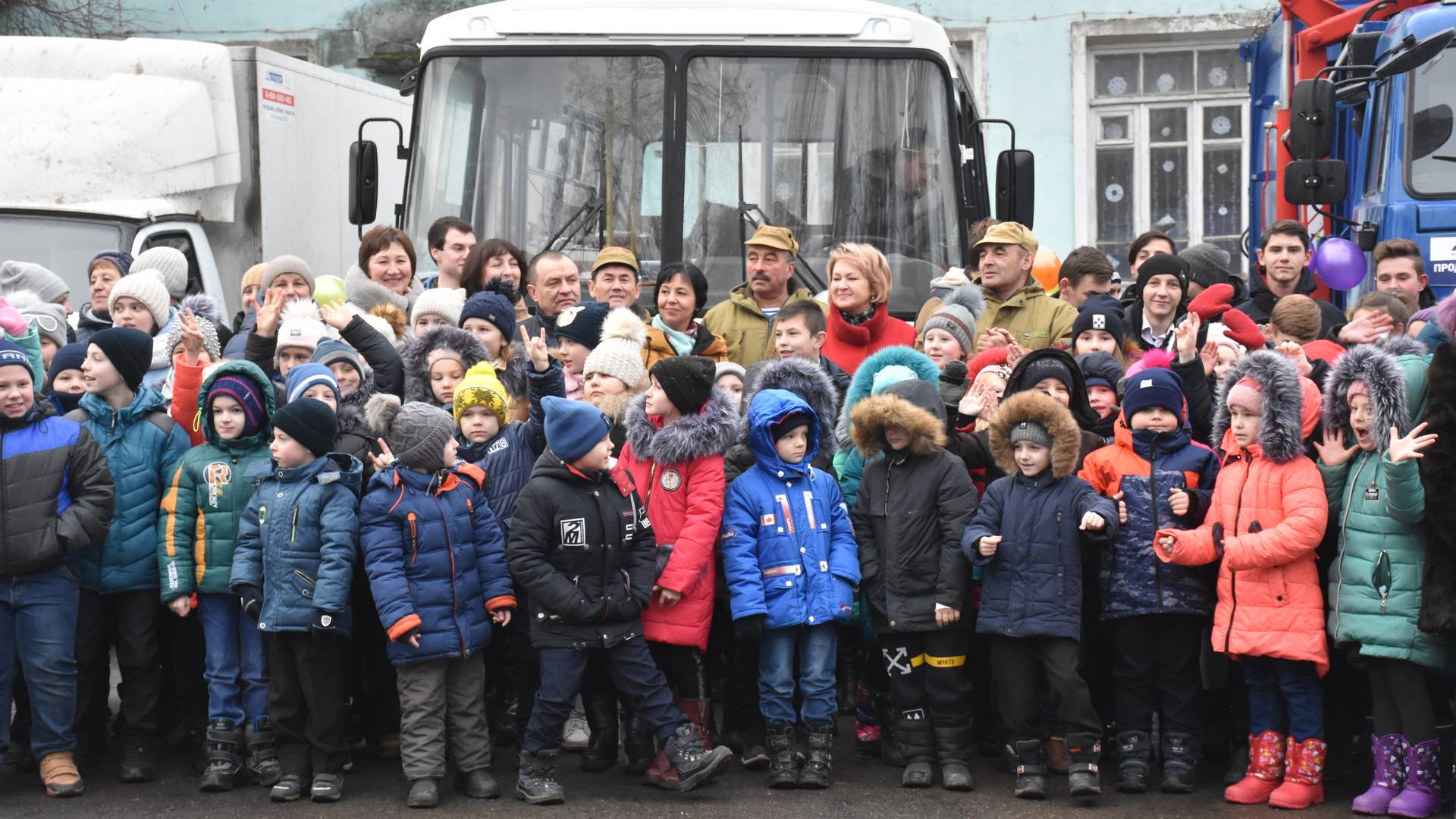 Дети 22 школы города Петровское с гостями из Башкирии на фоне подаренного автобуса