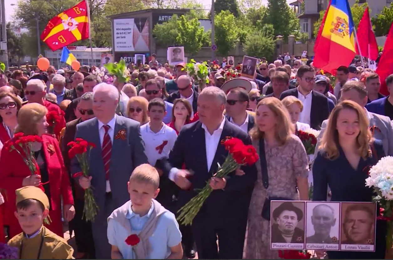 Экс-президенты Молдавии Игорь Додон и Владимир Воронин 09.05.2022 в шествии «Бессмертный полк»