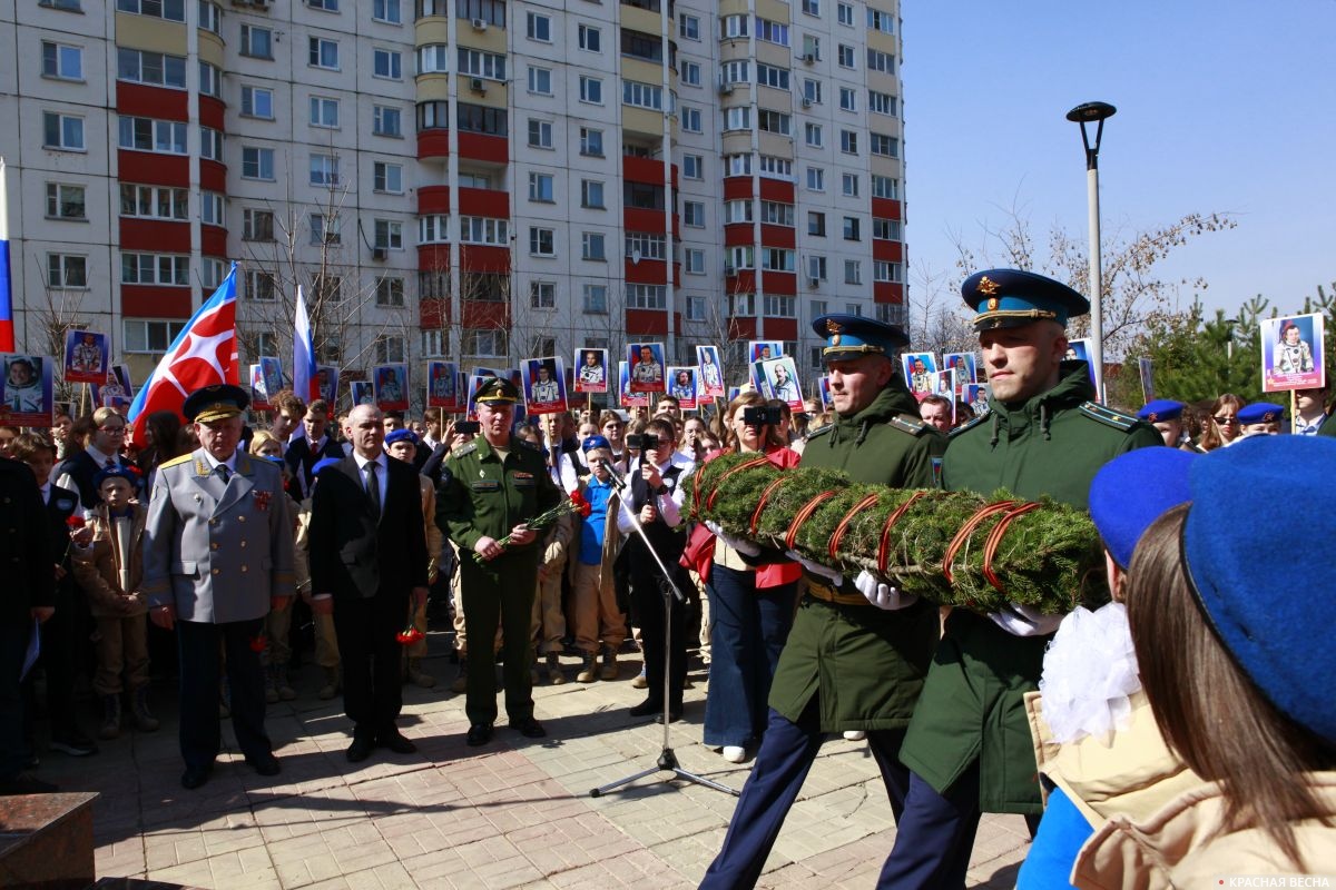 Возложение цветов к памятнику  первого космонавта Ю.А. Гагарина