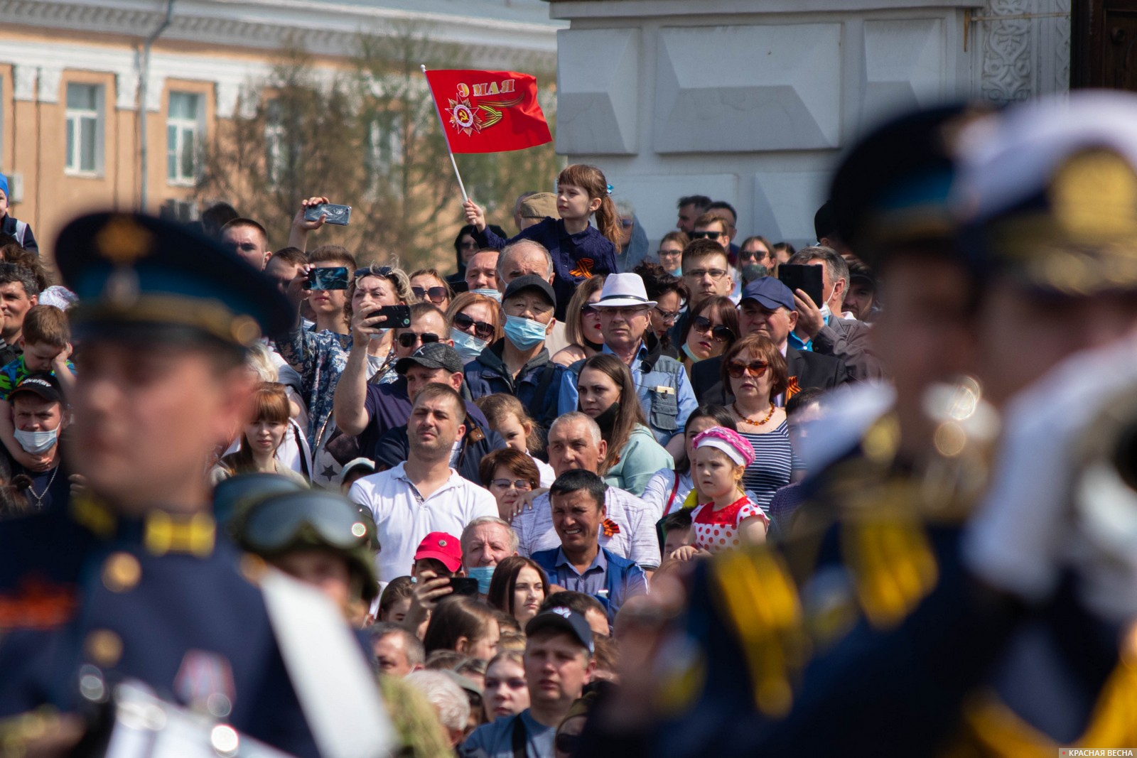 Омичи встречают технику под крики Ура! Омск. 09.05.2021