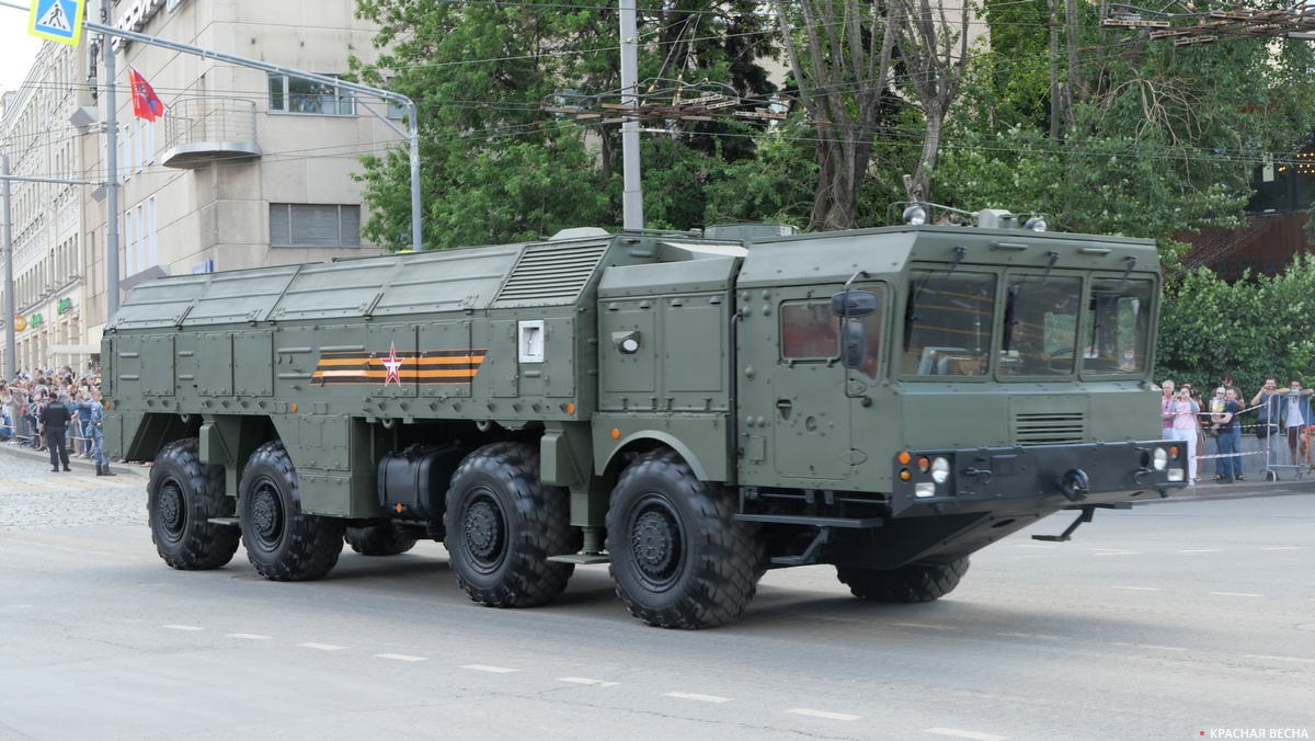 Проезд военной техники по Баррикадной улице