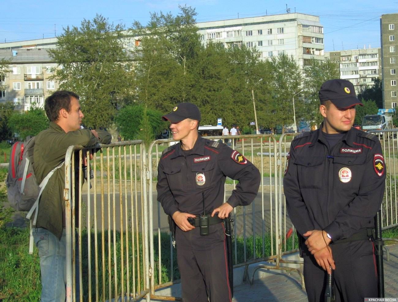 Полицейские на оппозиционном митинге