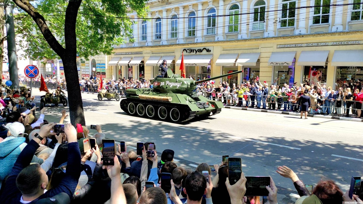 Танк Т-34 на параде Победы в Новороссийске