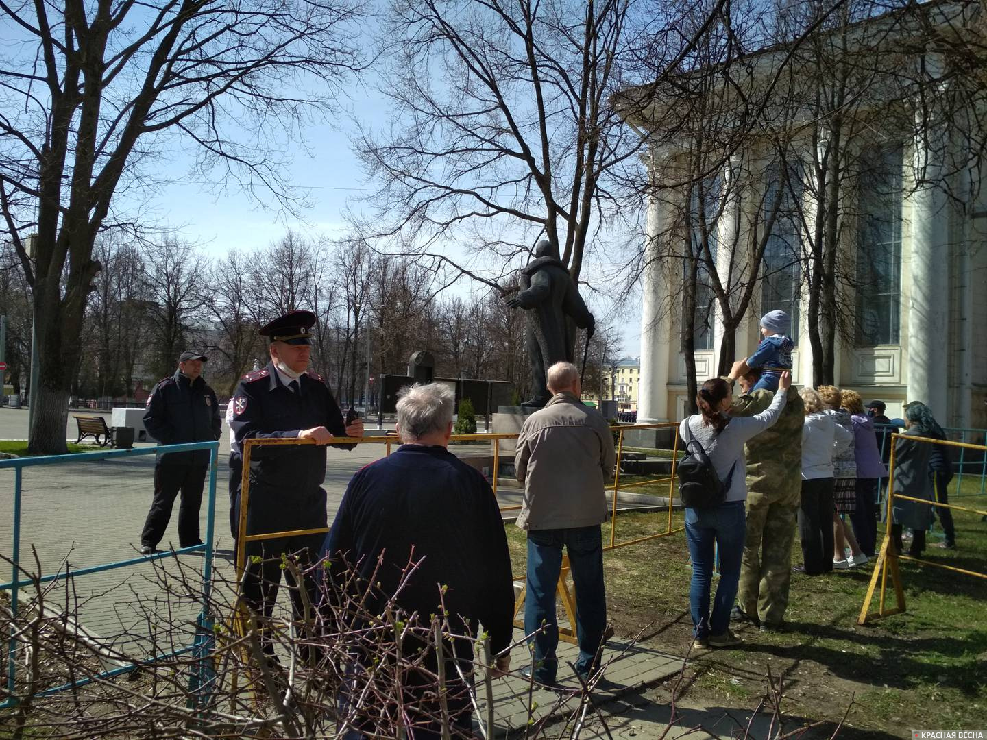 Киров, парад Победы на Театральной площади