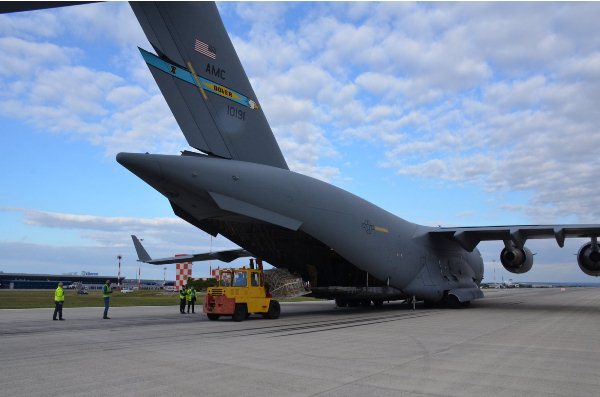 Американский военно-транспортный самолёт C-17A Globemaster. Кишинев, Молдавия