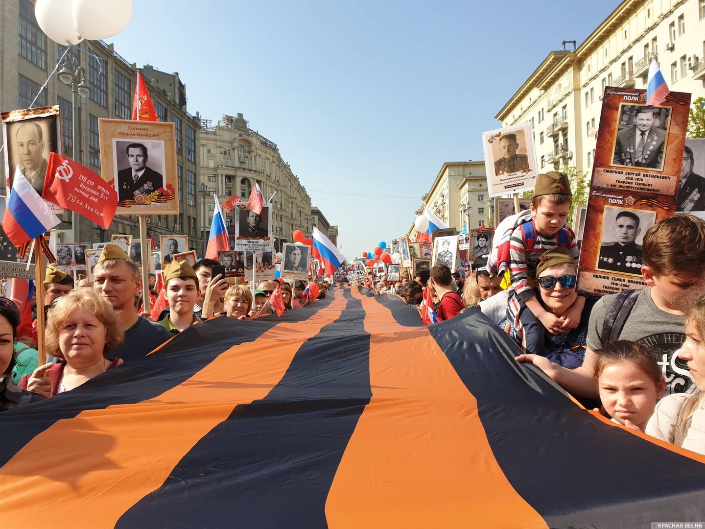 Георгиевская лента на «Бессмертном полку» в Москве