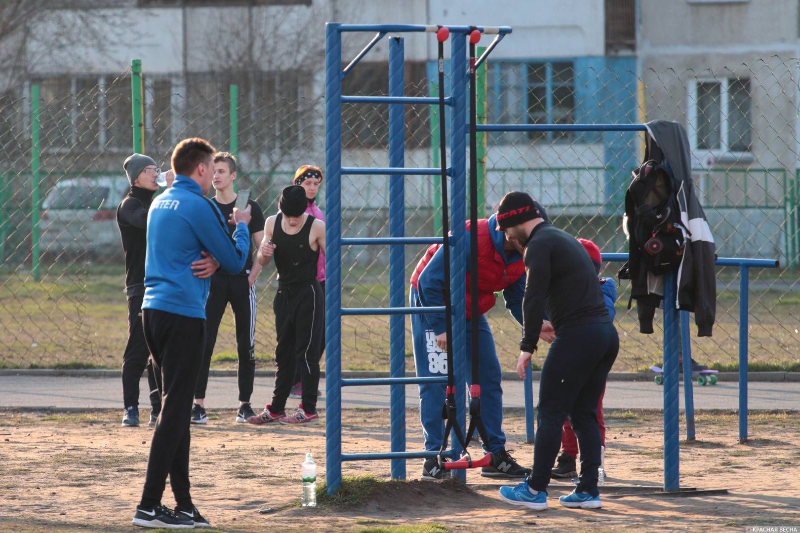 Молодежь на спортивной площадке