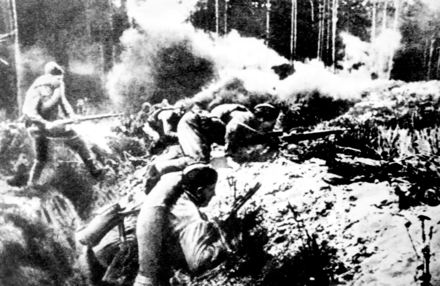 Советская пехота поднимается из окопа в атаку в районе Могилева. июль 1941