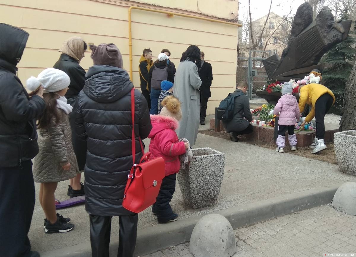 Воронежцы возлагают цветы к спонтанному мемориалу в честь погибших в «Крокус Сити», Воронеж, 23 марта 2024 года