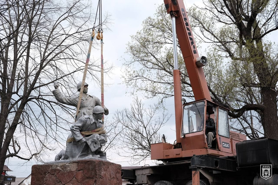 Скульптура «Красноармейцы в бою», которую демонтировали в Черновцах