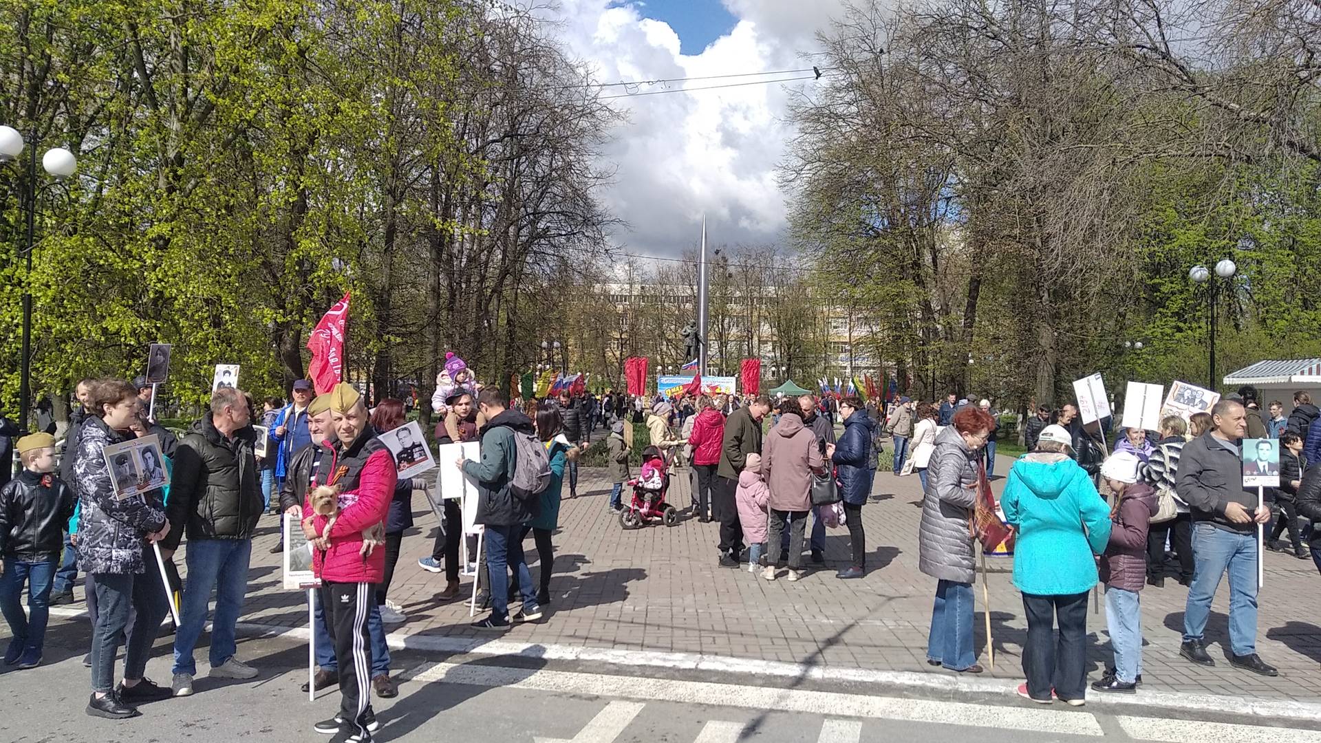 Сбор участников шествия «Бессмертный полк» в сквере Мира, Калуга