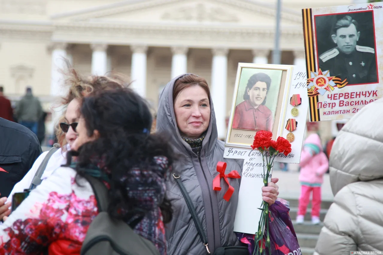 Люди в центре Москвы на 9 мая