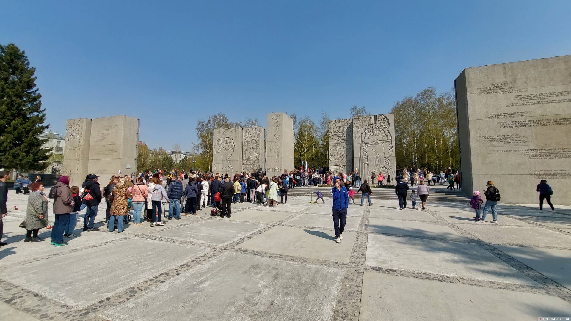 г. Новосибирск. Монумент славы, возложение цветов 