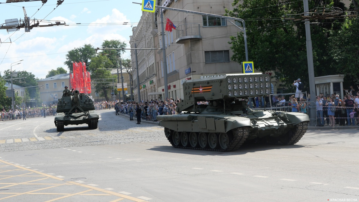 Проезд военной техники по Баррикадной улице