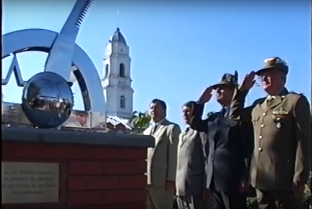 Памятный знак в виде шляпы с пером альпийского стрелка и пятиконечной звездой в Россоши