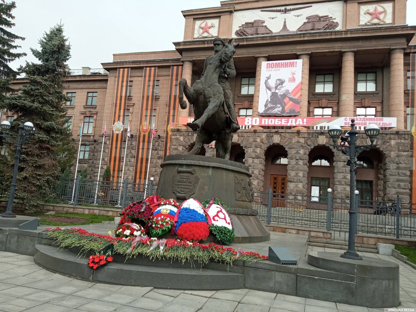 Памятник Г. К. Жукову у здания штаба Центрального военного округа