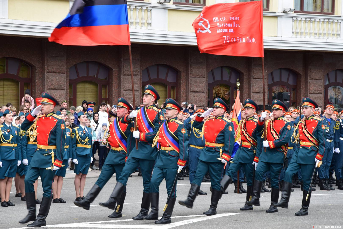 Знаменная группа на торжественном параде Победы