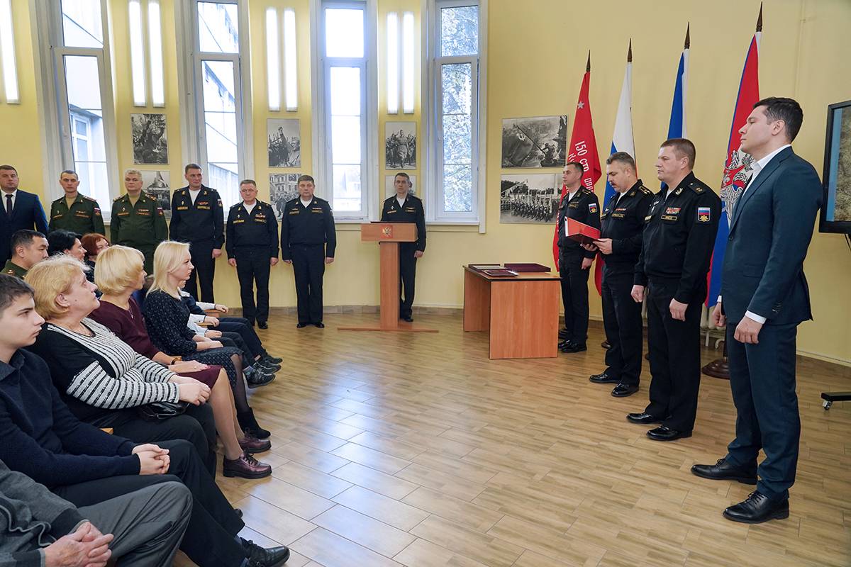 Семье старшего лейтенант Валерия Паламарчука передали награду «Герой России», которую офицер получил посмертно