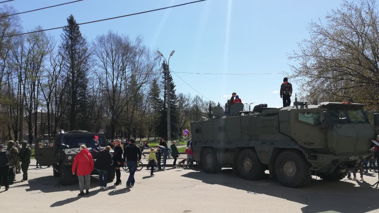 Жители Луги (Ленинградская область) знакомятся с военной техникой из воинских частей, расположенных в окрестностях города