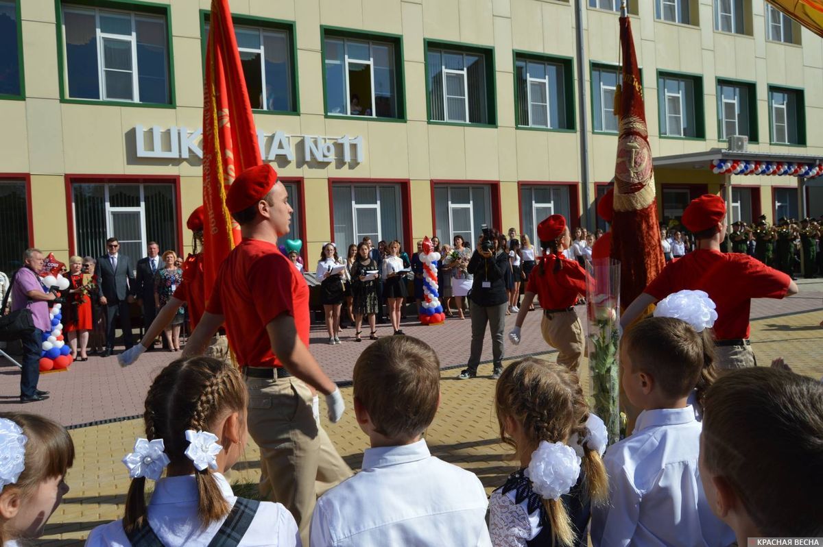 Юнармейцы несут знамя школы имени Александра Позынича