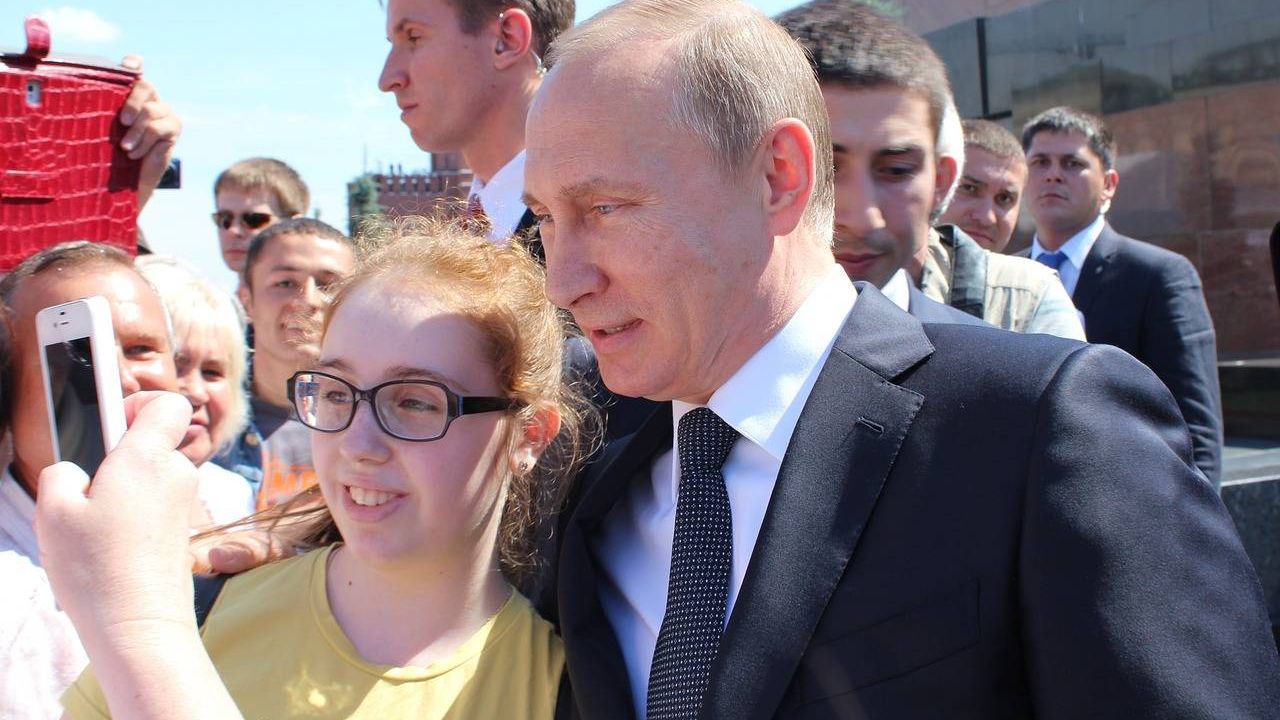 Владимир Путин общается с людьми