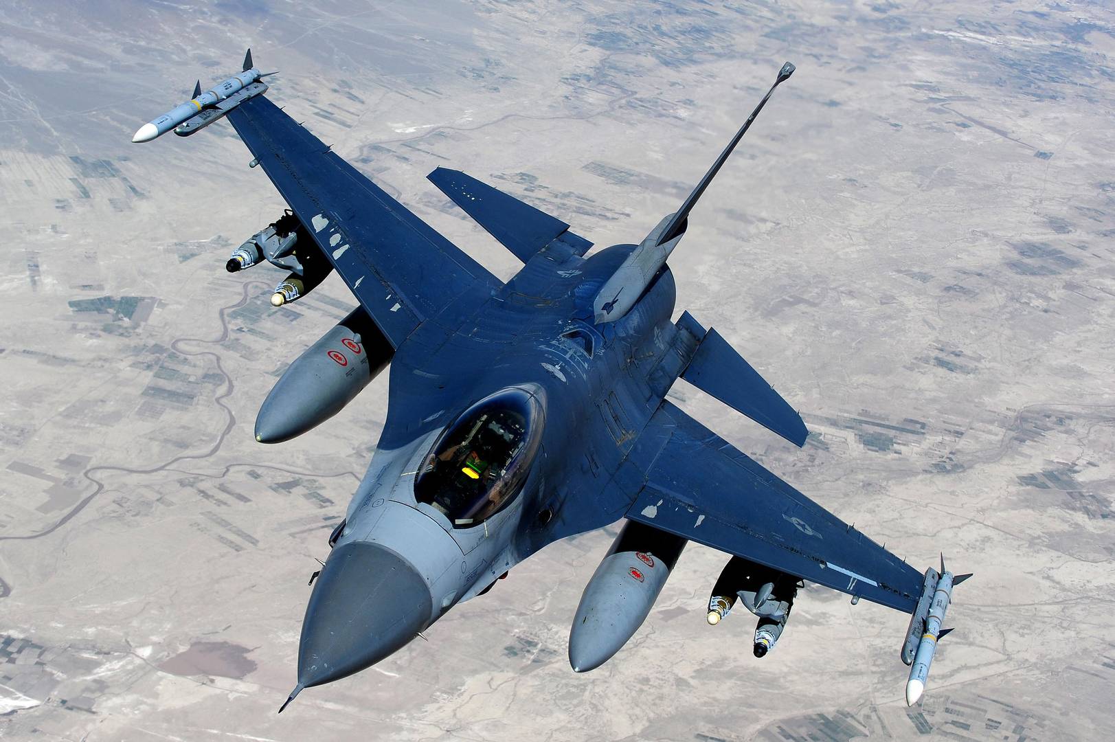 Истребитель F-16 Fighting Falcon