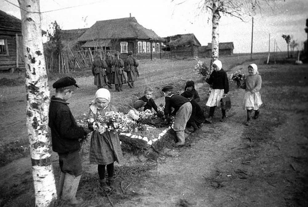 Семён Фридлянд. Дети несут цветы к могиле бойцов Красной Армии, погибших при освобождении Ржева. 1942