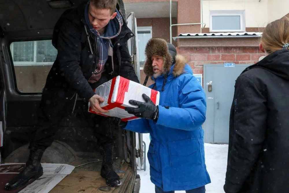 Губернатор Бездудный грузит посылки в зону СВО