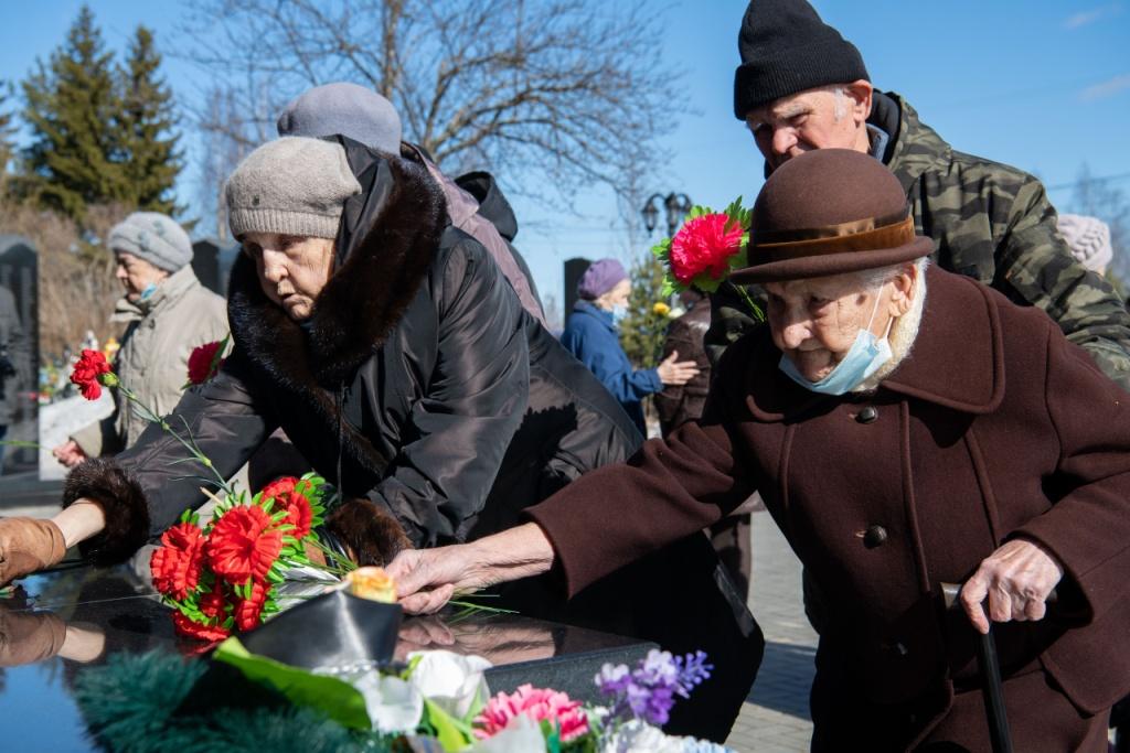 В Петрозаводске состоялась торжественная церемония возложения цветов к Мемориалу памяти узников фашистских лагерей на кладбище в Песках